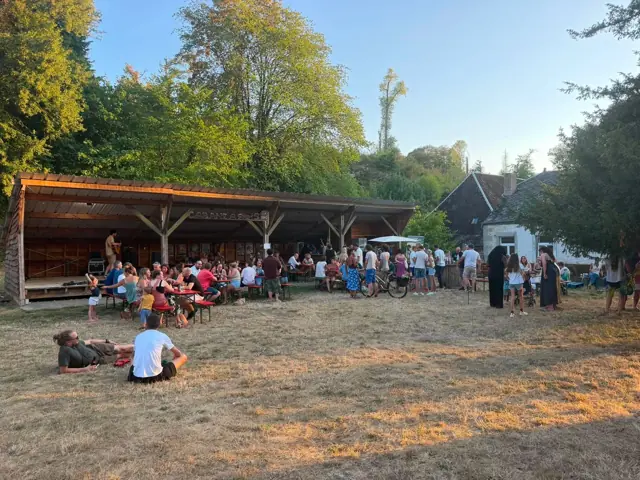 La cabane et le parc du Castel Sainte-Marie un soir de guinguette