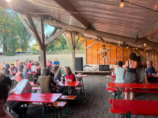 Concert acoustique sous la charpente de la cabane