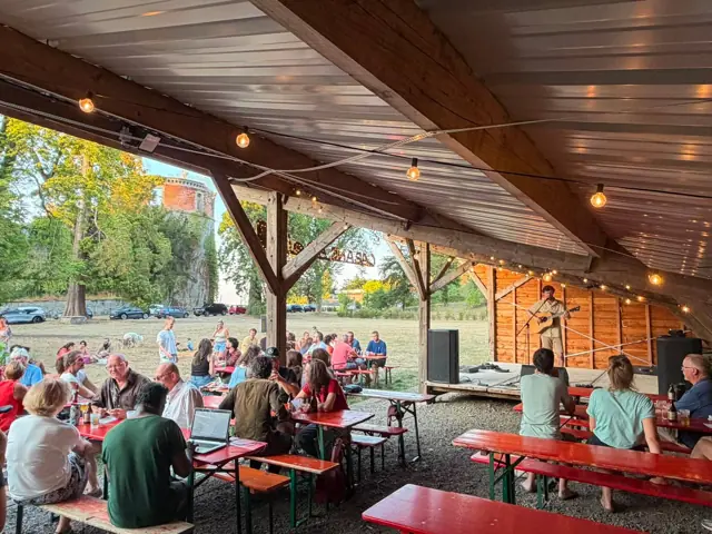 Tables de guinguette sous la cabane, vue sur le parc