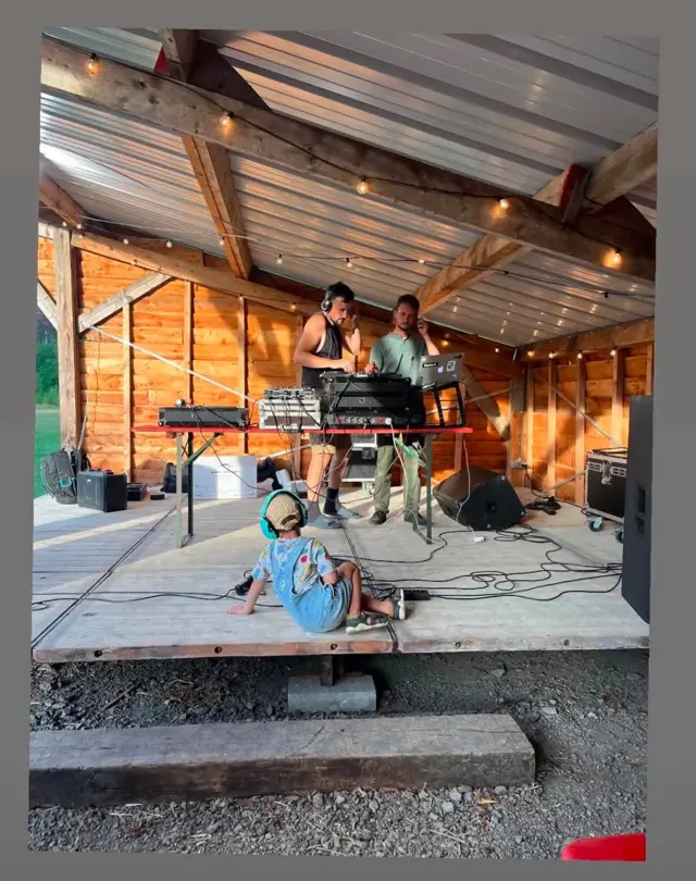 Duo sur la petite scène de la cabane
