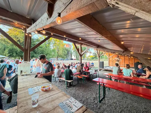 Le bar de la cabane pendant une guinguette
